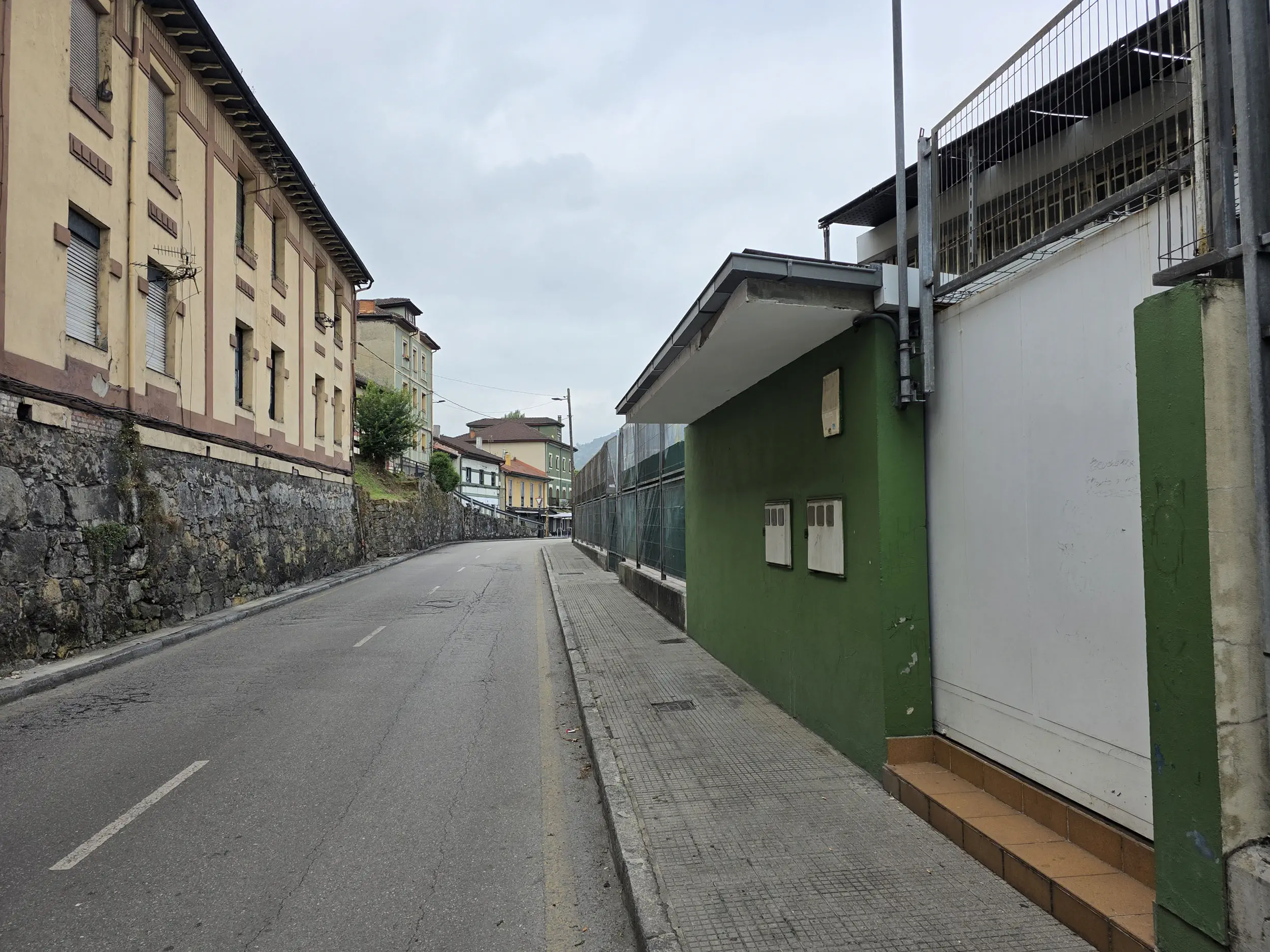 vista del acceso a la pisicna