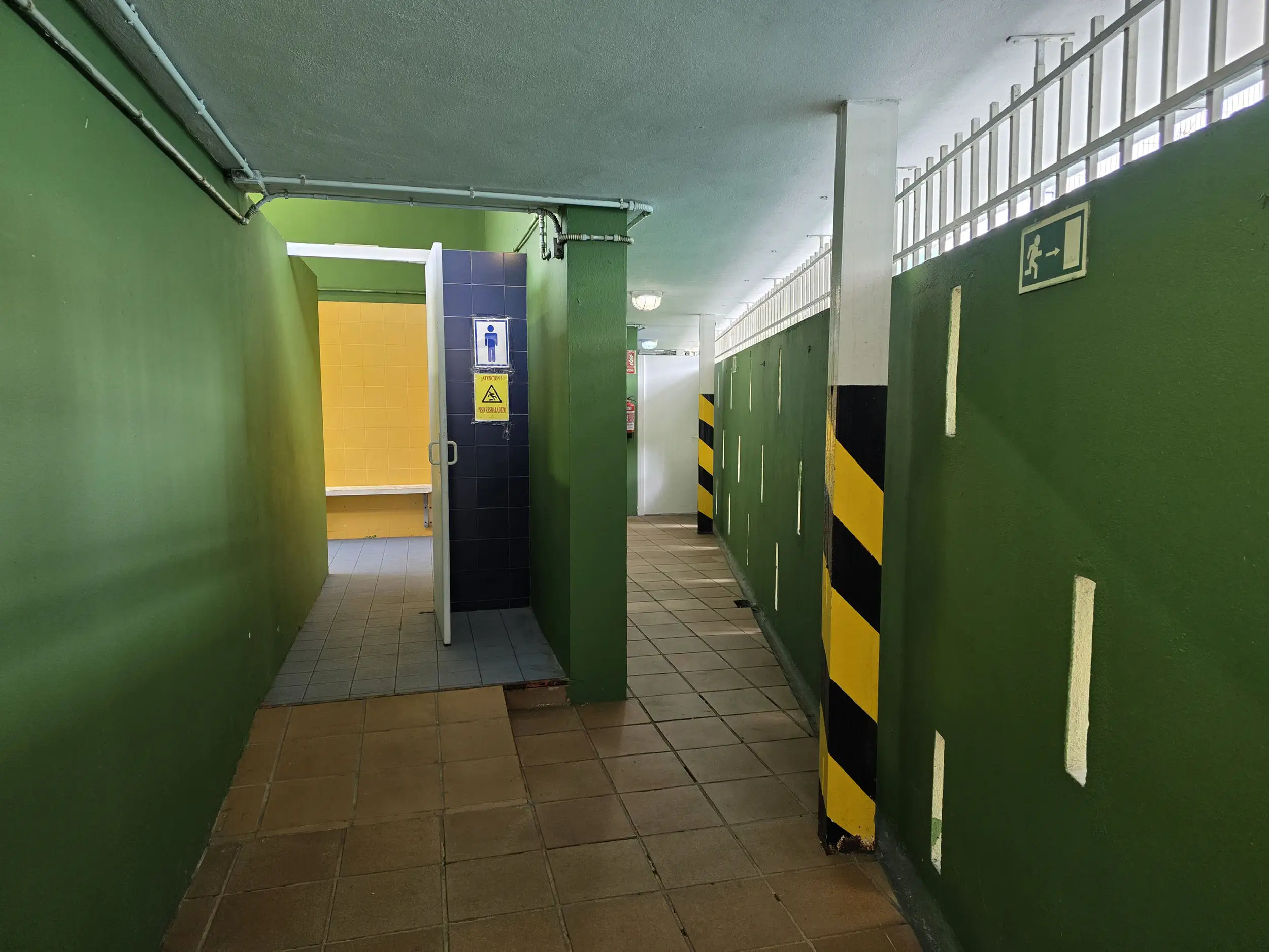 Pasillo de acceso a los vestuarios