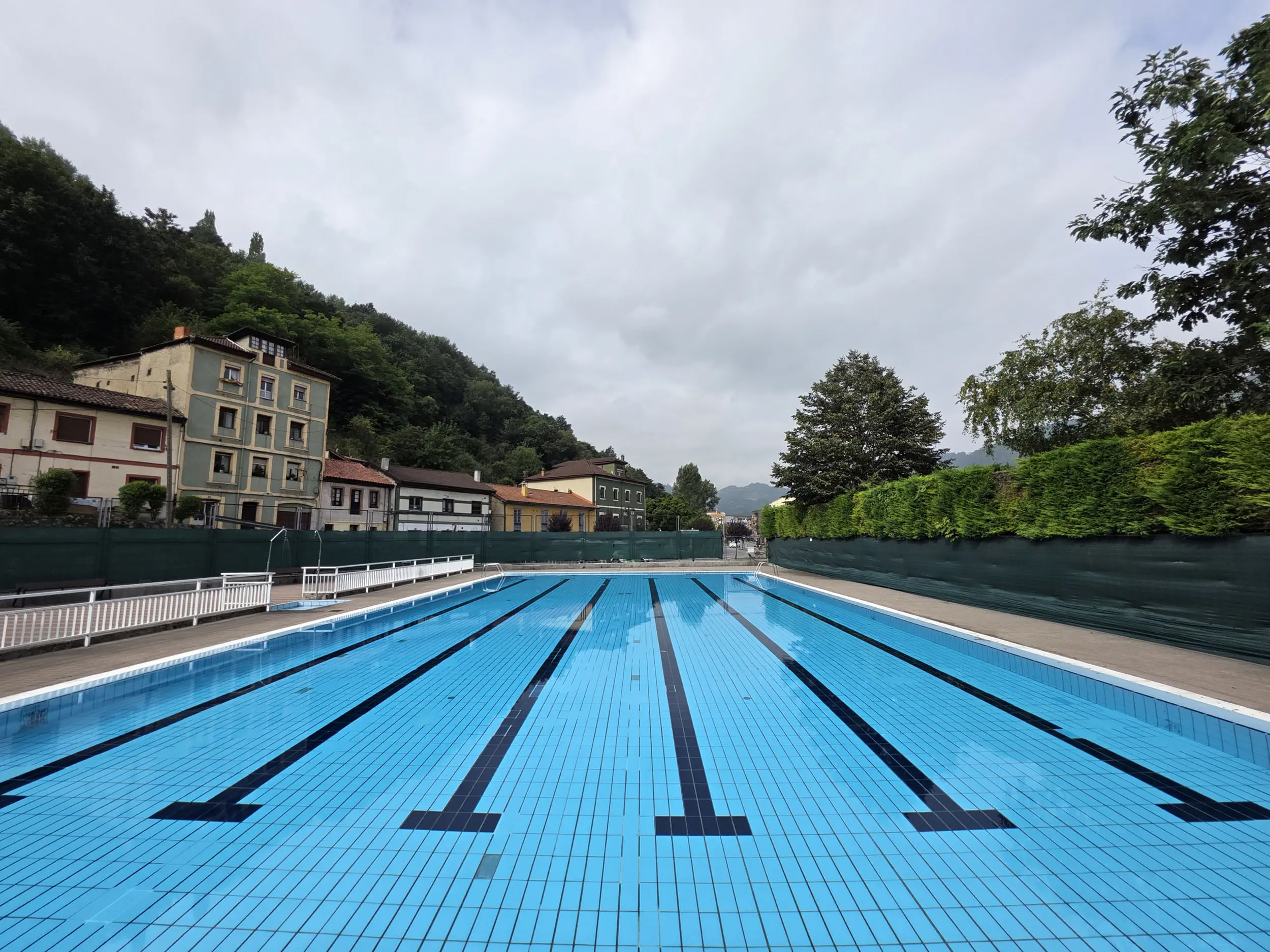 vista de la piscina principal con la zona de acceso a la izquierda