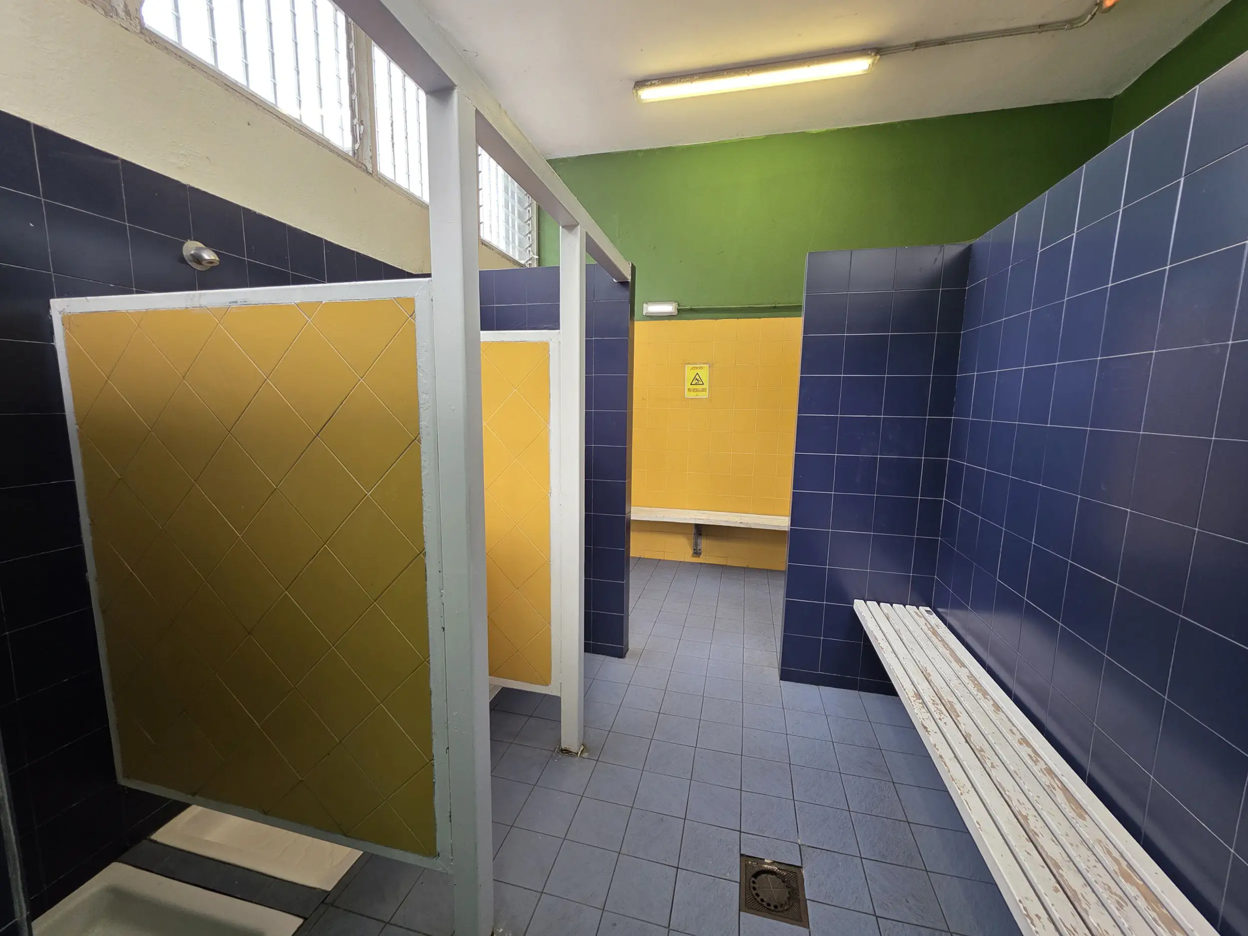 vista del vestuario con banco y duchas