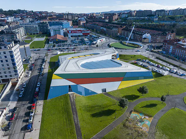 Vista aérea de la instalación, con las zonas verdes, calles y edificios que lo rodean