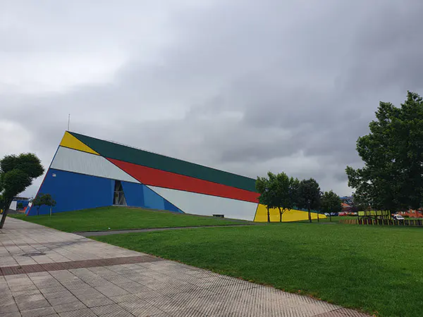 Vista exterior de la instalación, con zonas verdes a su alrededor