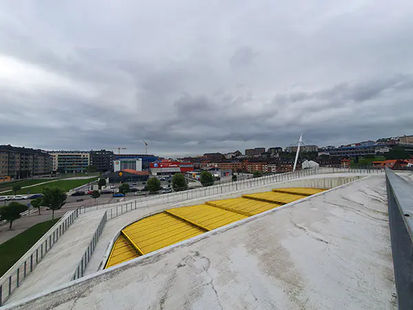 Cubierta y azotea del edificio, con vistas al fondo de las edificaciones de la zona