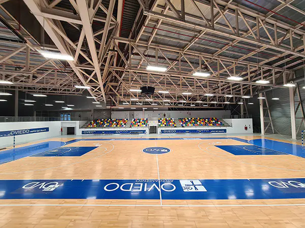 Vista lateral de la pista central, con porterías de fútbol sala y vista de una grada lateral