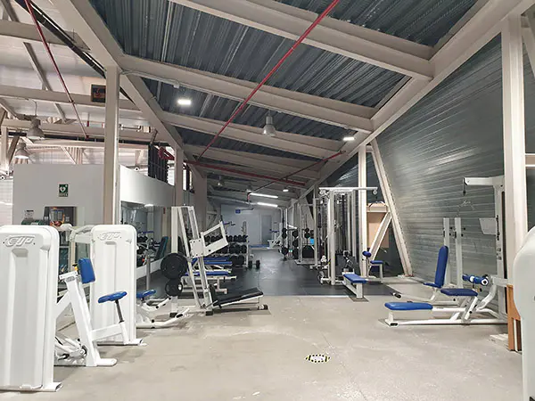 Vista general del área del gimnasio, con diversas máquinas de equipamiento deportivo