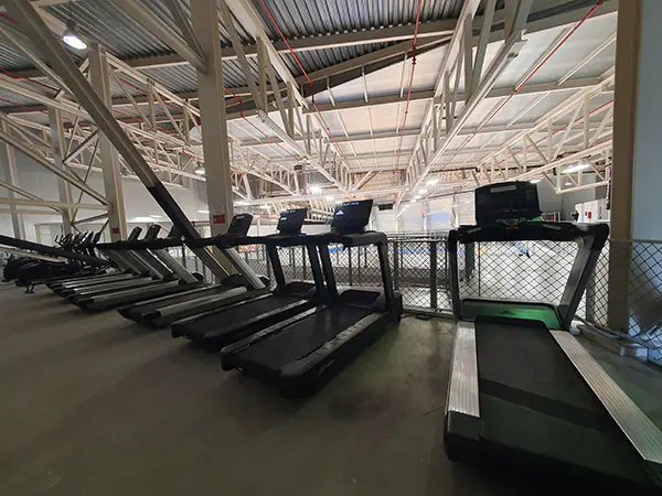 Vista en detalle de una batería de cintas de correr de la zona del gimnasio