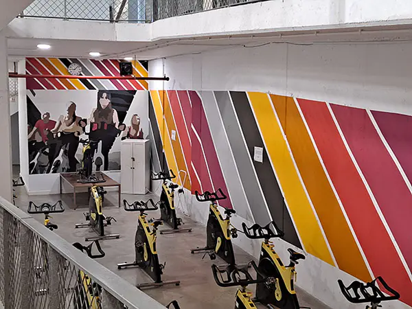 Zona de "bike", con vista panorámica de las bicicletas estáticas y una tarima para el instructor al fondo