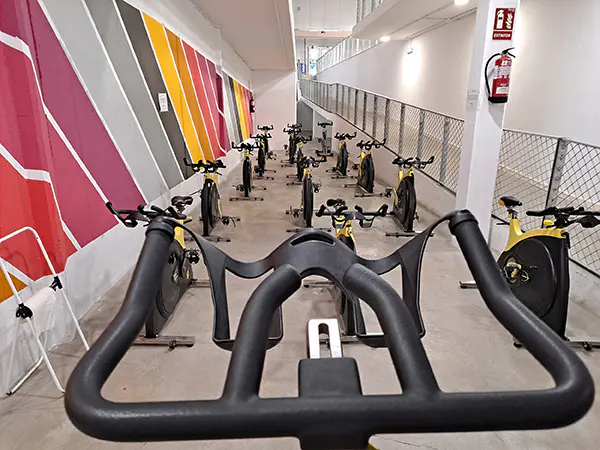 Área de "bike", con panorámica del parque de bicicletas estáticas, tomada desde la bicicleta del instructor