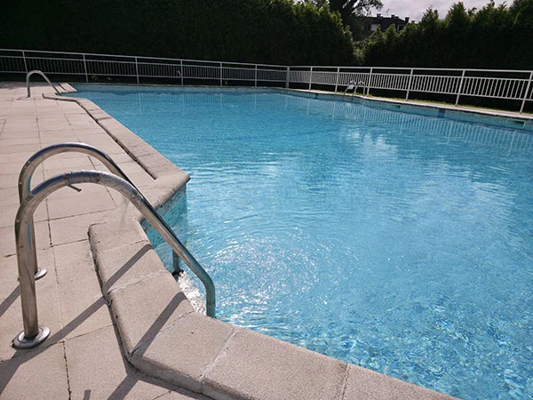 vista en primer plano de una de las escalerillas de acceso al agua