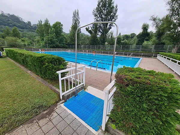 Acceso a la piscina principal. En primer plano ducha