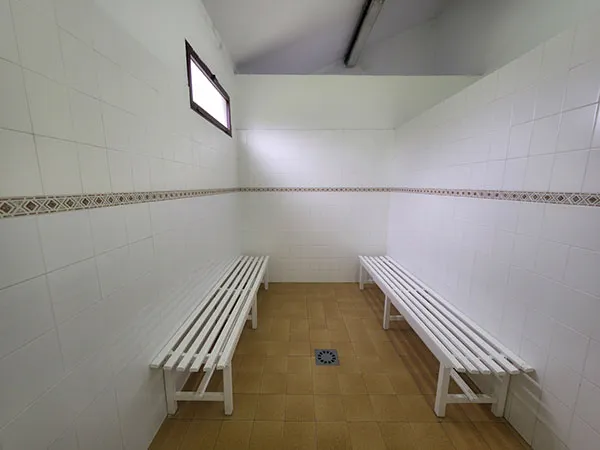 Vista de un vestuario con bancos