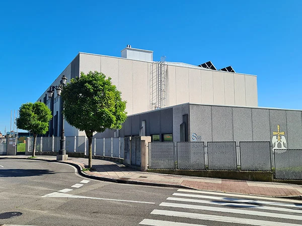 Vista exterior de la instalación, con vallas perimetrales y carretera de acceso