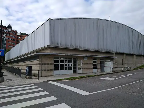 Polideportivo de Fozaneldi entrada del edificio