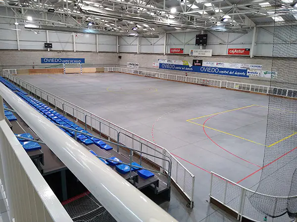 Pista polideportiva y gradas desde la zona superior a las mismas