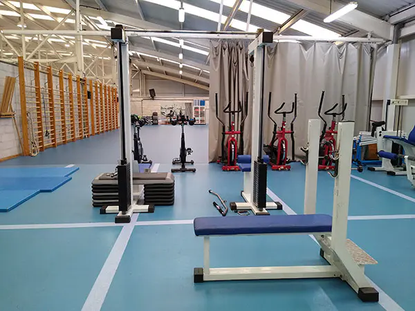 Bicicletas de spinning y bancos en la sala de musculación