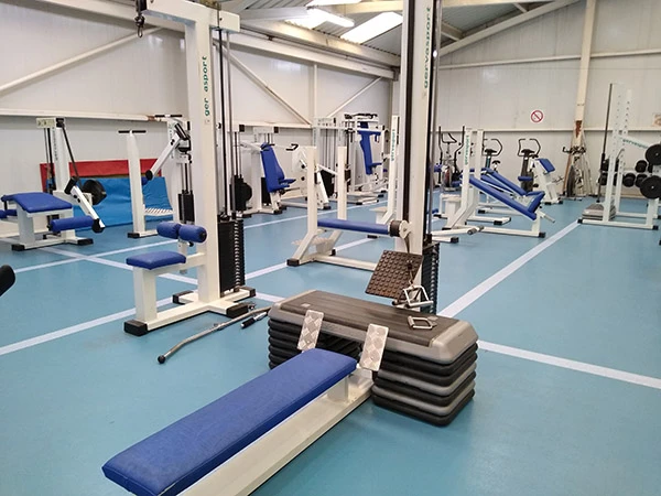 Aparatos en el gimnasio para levantamiento de pesas 