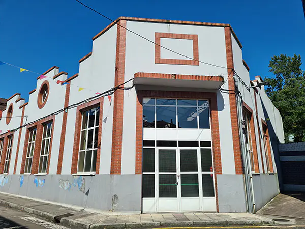 Polideportivo de Trubia.Fachada principal el edificio