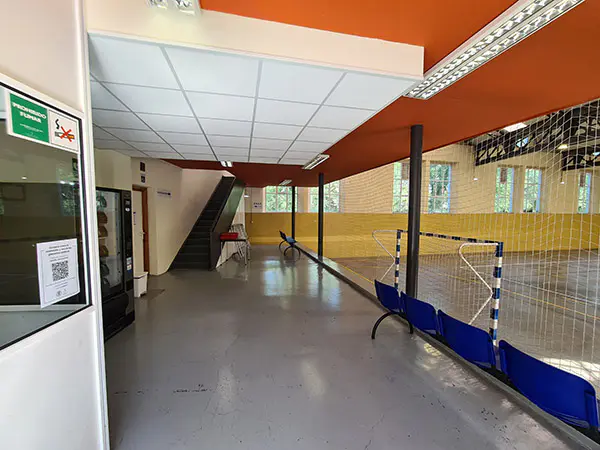 Entrada a las instalaciones del polideportivo. Recepción y escaleras acceso a planta superior