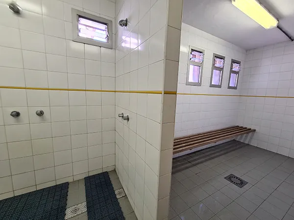 Vista de un vestuario y sus duchas