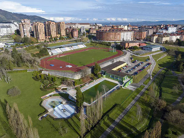 Vista aérea del Centro Deportivo de San Lázaro, con el Parque de Invierno y edificios circundantes