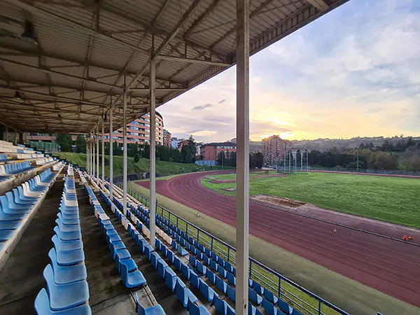 Panorámica de las pistas de atletismo y el campo desde la grada