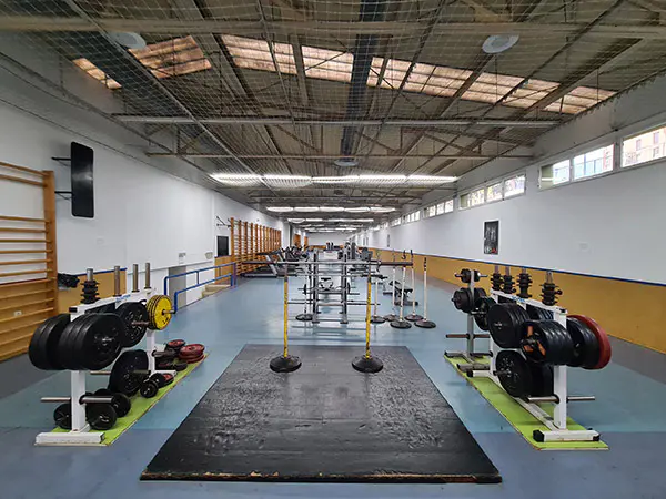 Panorámica del gimnasio, con baterías de pesas y otras máquinas de equipamiento deportivo