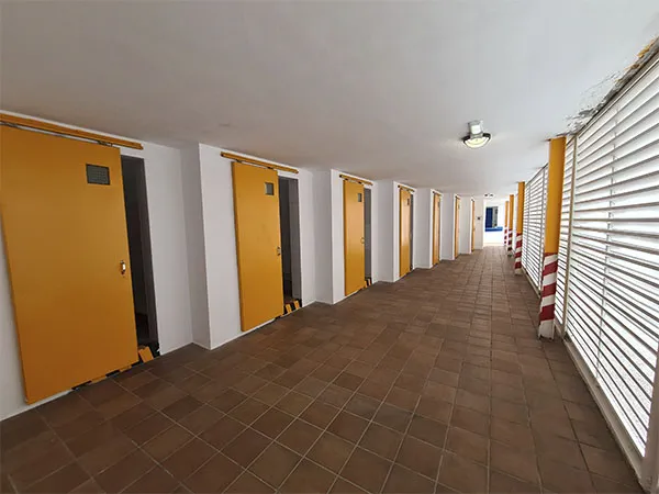 vista del acceso a los vestuarios