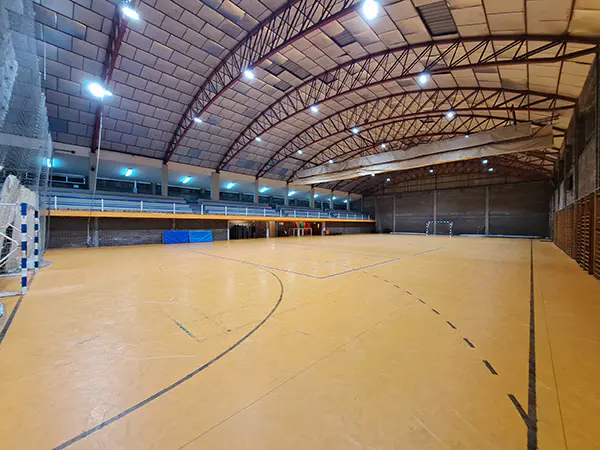 Panorámica de la pista polideportiva, con porterías de fútbol sala y gradas laterales