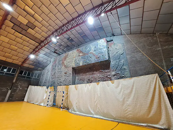 Panorámica del rocódromo adosado a uno de los fondos de la pista polideportiva