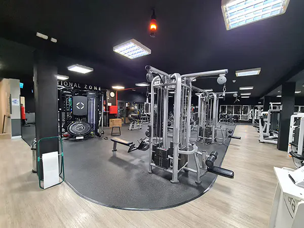 Sala de musculación, con máquinas y bancos de musculación