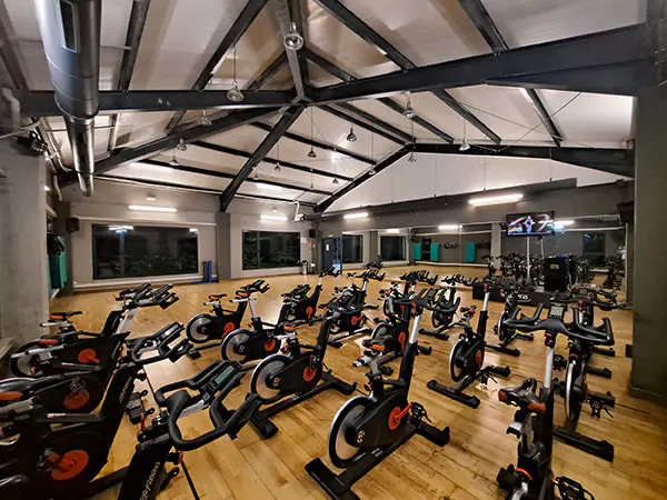 Sala de "bike", con una vista panorámica de las bicicletas de "spinning" y grandes ventanales alrededor de la sala