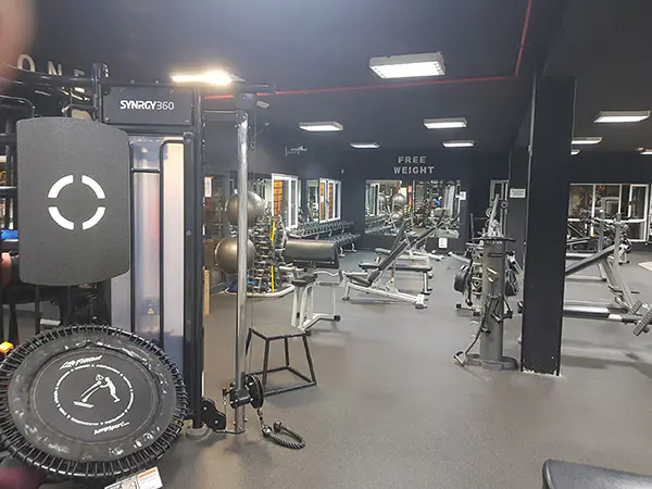 Panorámica de la sala de musculación, con vista de varios aparatos de ejercicio