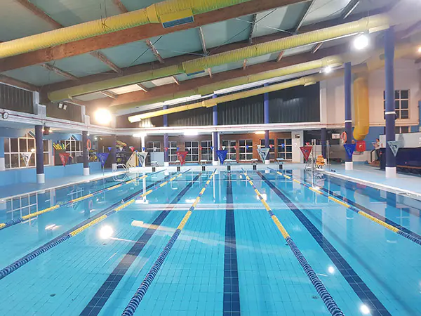 Panorámica de la piscina climatizada del centro deportivo, con 6 calles