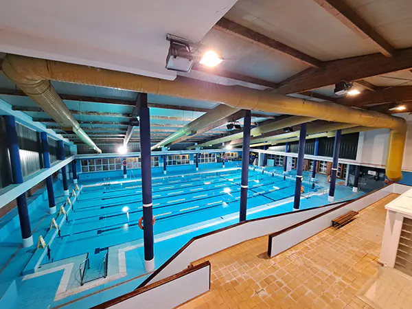 Vista lateral de la piscina desde lo alto de la rampa de acceso a la misma 