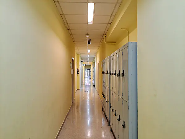 Pasillo de acceso a vestuarios y otras dependencias. En lateral varias taquillas