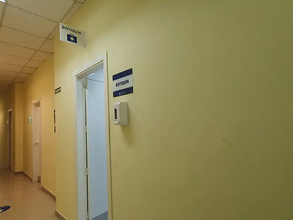 Acceso a la sala de Botiquín