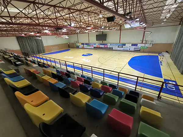 Pista polideportiva desde la parte de arriba de las gradas superiores