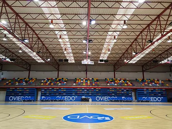 Gradas superiores fijas y extensibles inferiores. Parte de la pista polideportiva