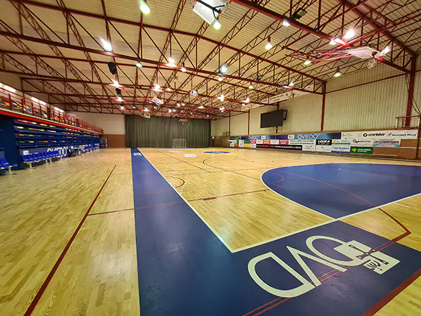 Pista polideportiva, tomada desde una de las esquinas de  la pista, gradas extensibes cerradas