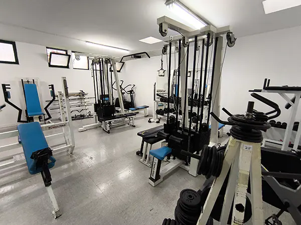 Sala de musculación. Maquinas de ejercicios y pesas