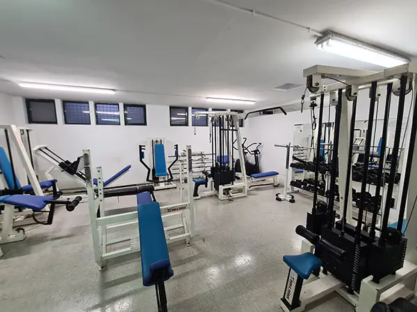 Sala de musculación, imagen de la sala con aparatos para ejercicios