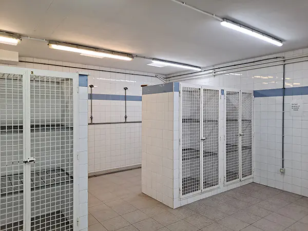 Vestuario y acceso a las duchas.  Armarios para guardar objetos