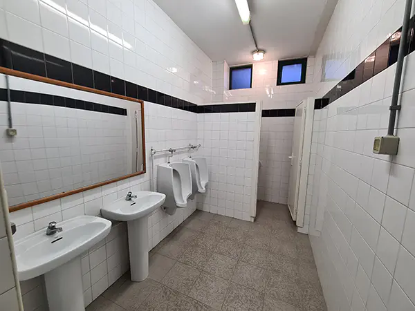 Interior de los aseos. Lavabos, urinarios 