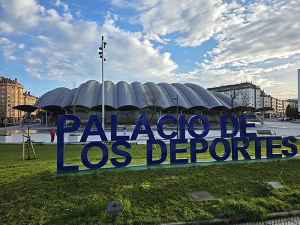 Vista exterior del Palacio de los Deportes de Oviedo con el rótulo azul del recinto en primer plano