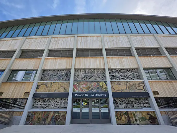 Fachada principal del Palacio de los Deportes de Oviedo con la entrada central del recinto.