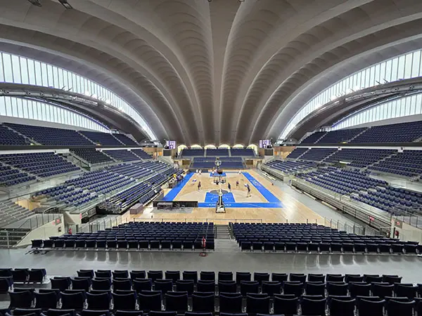 Interior del Palacio de los Deportes de Oviedo con la pista central y las gradas del recinto