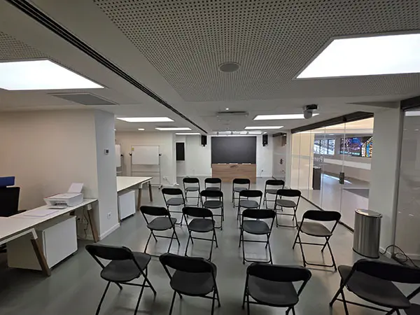 Sala de prensa preparada para una rueda de prensa