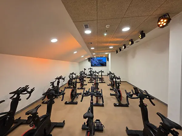 Sala de bike equipada con bicicletas estáticas para entrenamiento