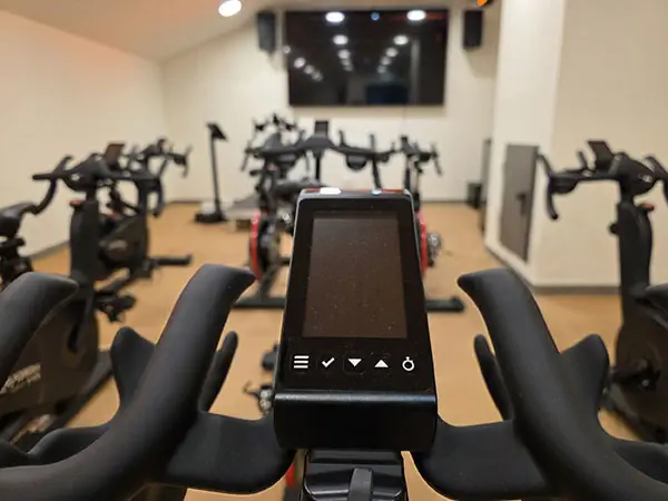 Detalle de una bicicleta estática en la sala de bike, con el ciclo computador en primer plano