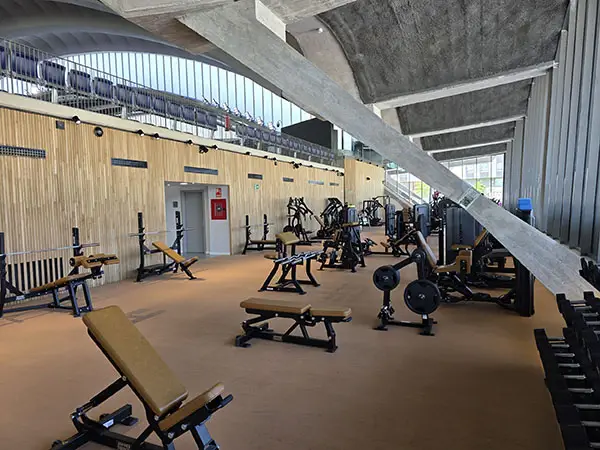 Gimnasio del Palacio de los Deportes de Oviedo con zona de musculación y máquinas de entrenamiento